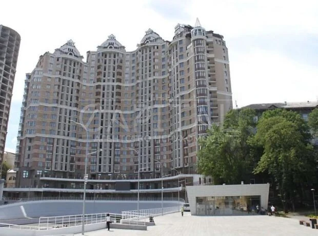 Sale of 4-room apartment 120 sq. m. on Bogdana Khmelnytskyi St. 5