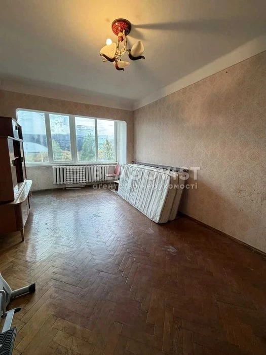 Продається 2-кімнатна квартира по вул. Велика Васильківська