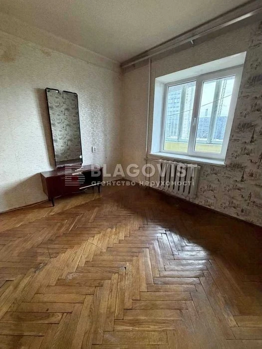 Продається 2-кімнатна квартира по вул. Велика Васильківська