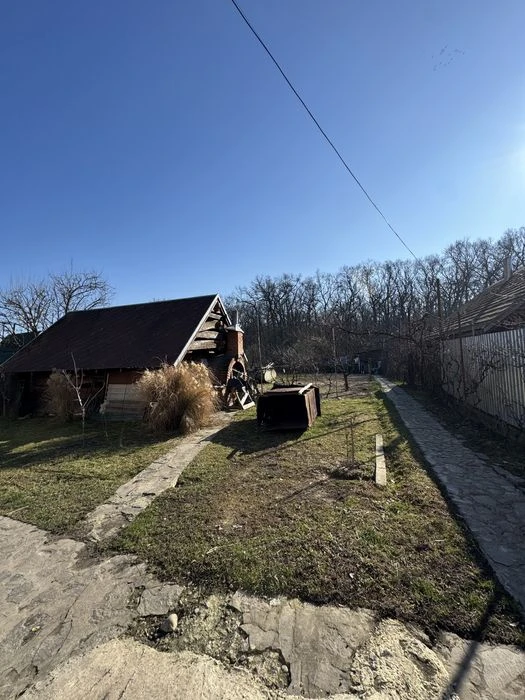 Продаж будинку під лісом