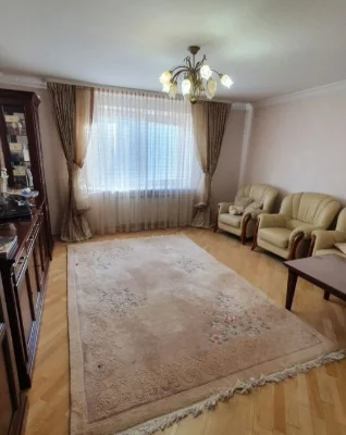 Продаж 4 кім. великогабаритної квартири  33 квартал