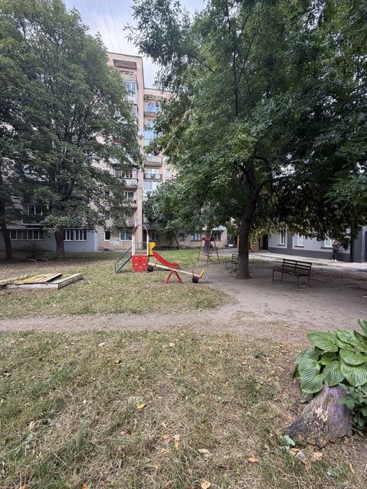 Продам однокімнатну квартиру на Безручка,5
