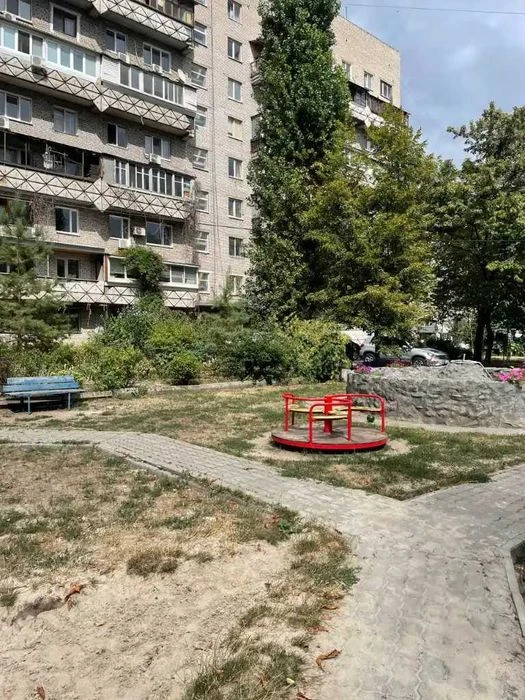 Продам двухуровневую 3к квартиру низ проспекта Поля Антонови