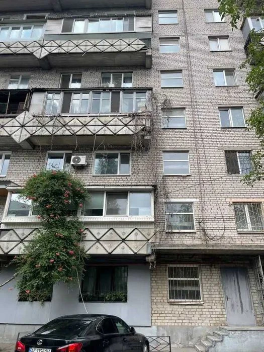 Продам двухуровневую 3к квартиру низ проспекта Поля Антонови