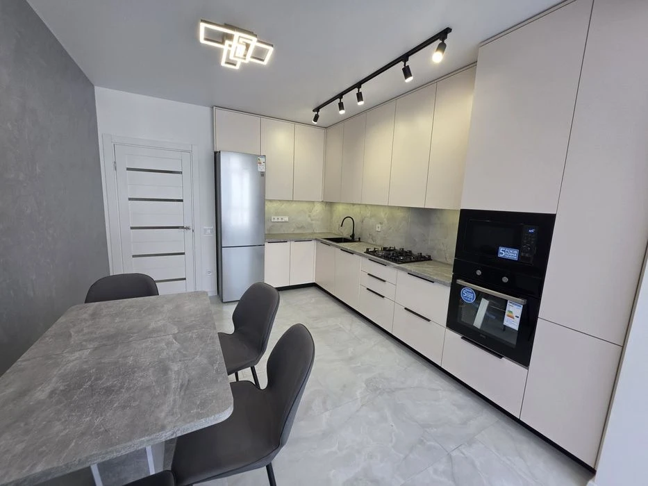 2-кімнатна квартира з  ремонтом на Височана, 18
