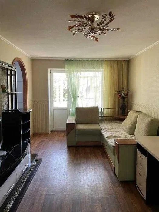 Продам 2 кім . кв. в індустріальному районі.