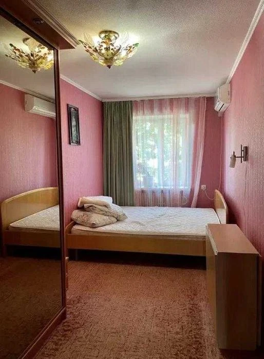 Продам 2 кім . кв. в індустріальному районі.