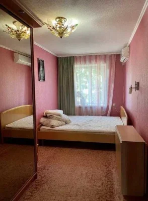 Продам 2 кім . кв. в індустріальному районі.