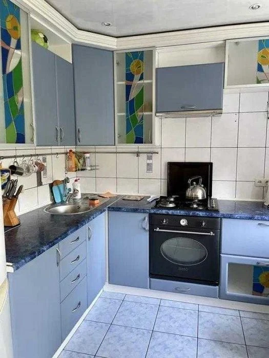 Продам 2 кім . кв. в індустріальному районі.