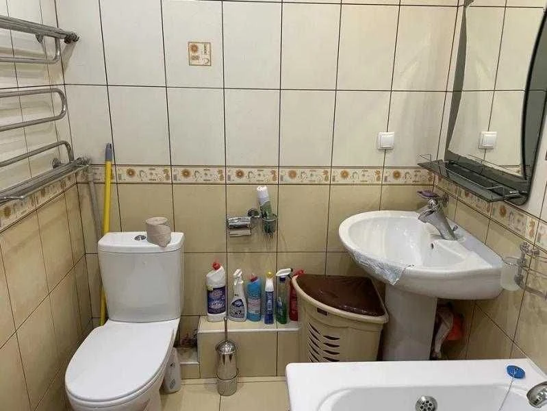 Продам 2 кім . кв. в індустріальному районі.