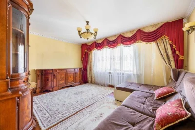 Продаж , 3 кімнатна  , вул . Лазаренка