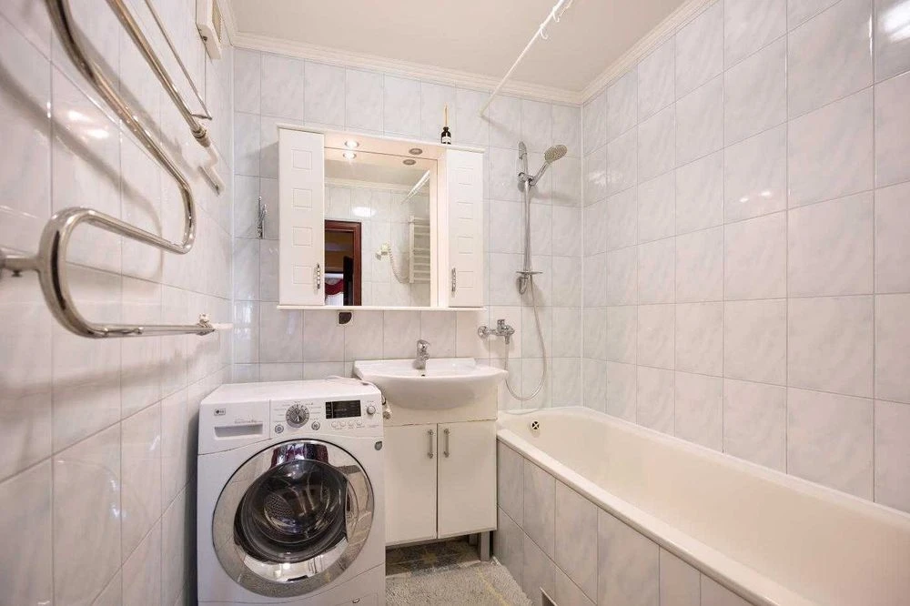 Продаж , 3 кімнатна  , вул . Лазаренка