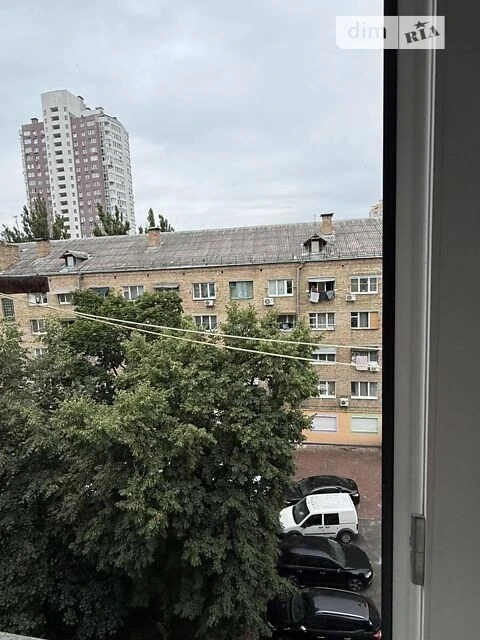 Room for sale 24.44 sq. m. on Oleksi Tykhoy Str. 18/20, apt.
