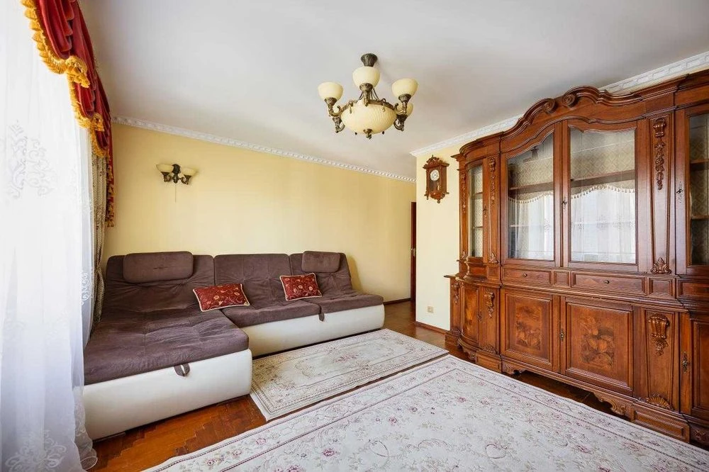 Продаж , 3 кімнатна  , вул . Лазаренка