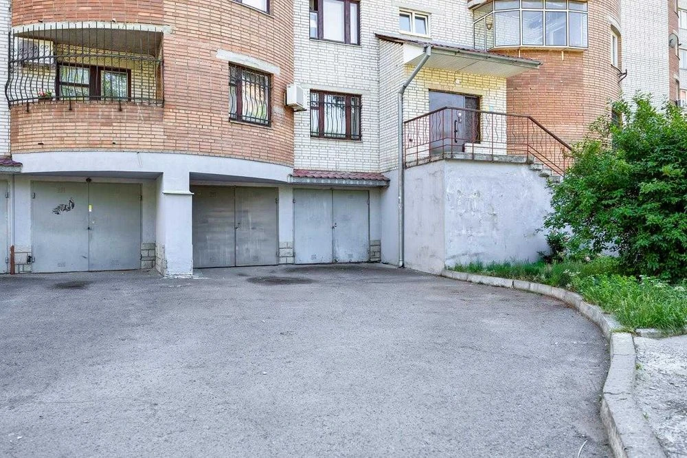 Продаж , 3 кімнатна  , вул . Лазаренка