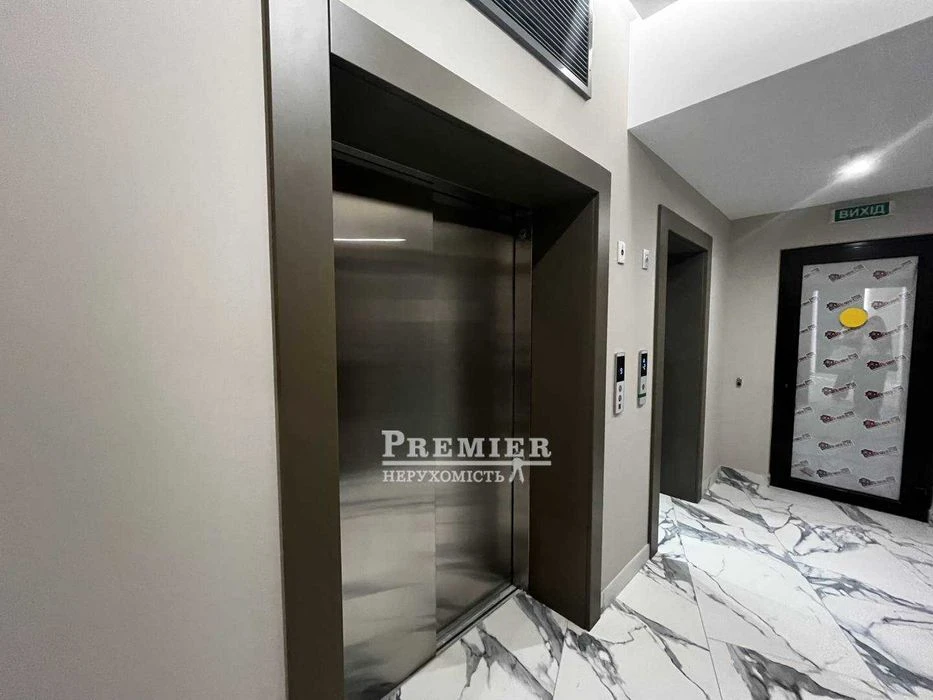 1к квартира з терасою на Таїрова, кухня-вітальня 20 м² та го