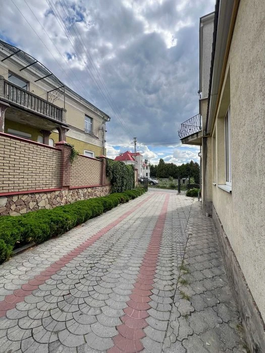 Продамо сучасний гараж + підвальне приміщення в центрі міста