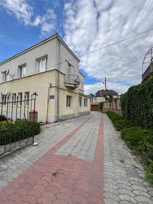 Продамо сучасний гараж + підвальне приміщення в центрі міста