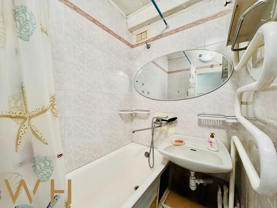 Продам 2 кім. квартиру, 65 м², вул. Шолом-Алейхема, 9, метро
