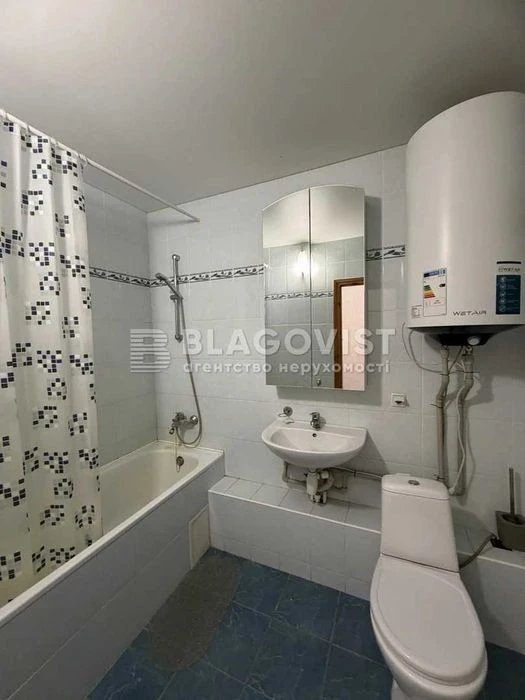 Mashinobudivna 21 3-room apartment for sale in Shulyavka.