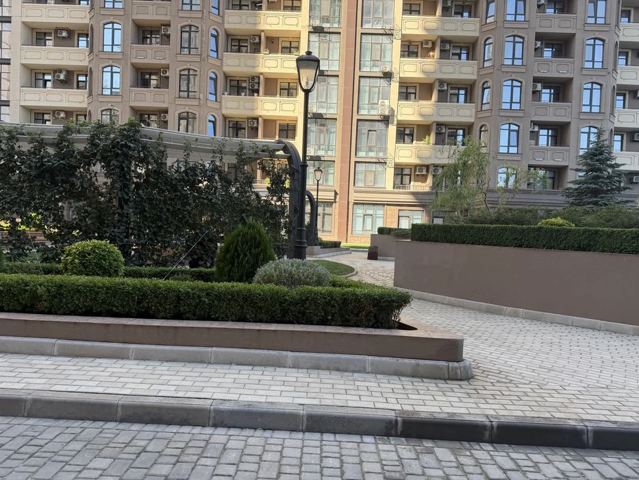Елегія Парк поруч парк Перемоги  і Аркадія.