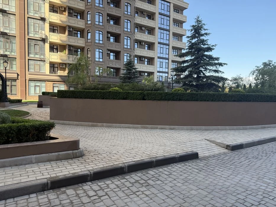 Елегія Парк поруч парк Перемоги  і Аркадія.