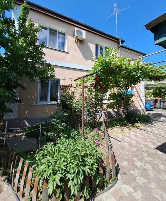 Продается капитальный 2х этажный дом на участке 10 соток.