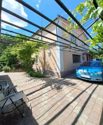 Продается капитальный 2х этажный дом на участке 10 соток.