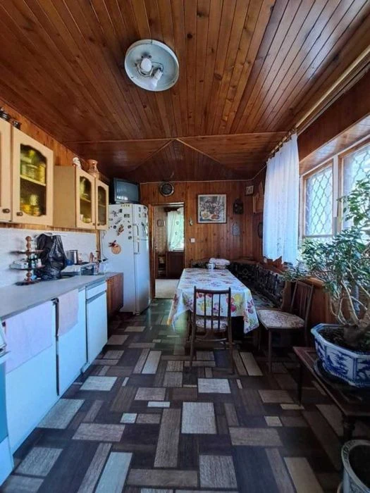 Продается капитальный 2х этажный дом на участке 10 соток.