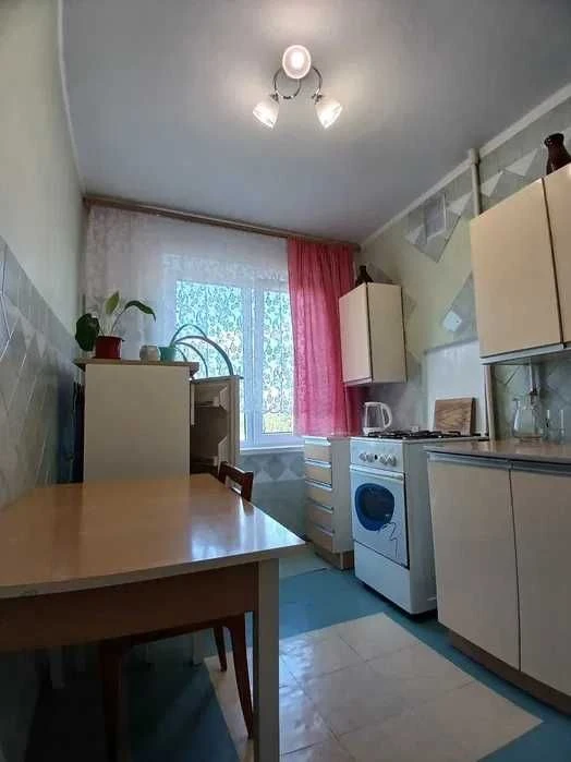 Продам затишну 3-кімнатну квартиру в районі площі Перемоги