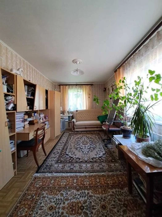 Продается капитальный 2х этажный дом на участке 10 соток.