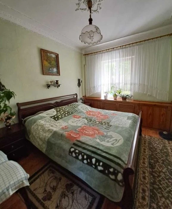 Продается капитальный 2х этажный дом на участке 10 соток.
