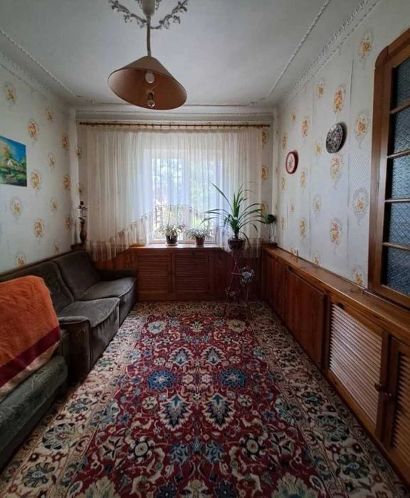 Продается капитальный 2х этажный дом на участке 10 соток.
