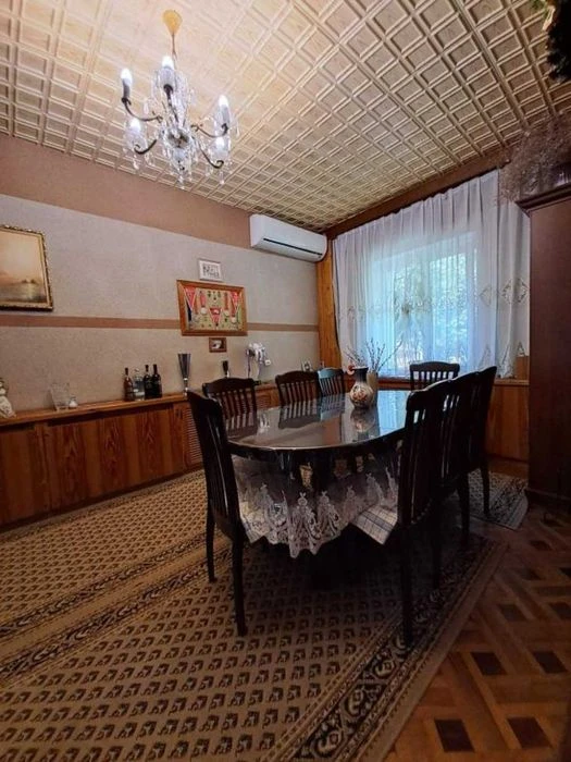 Продается капитальный 2х этажный дом на участке 10 соток.