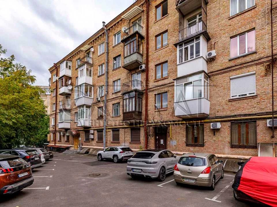 Квартира. Київ, Трьохсвятительська вул.