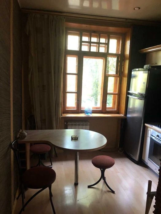 Продам 3-кімнатну квартиру 72 м², центр Запоріжжя, 2 поверх