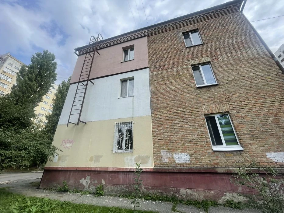 Продаж 3 кімнатноі квартири в цегляному будинку р-он Севасто