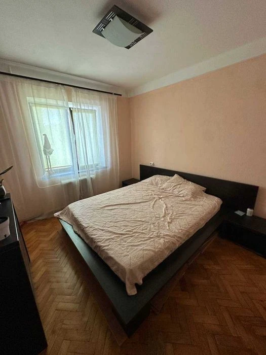 Продам трикімнатну квартиру в жилому стані (чешка), метро Ни