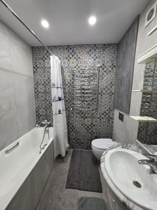 Власник  Продаж 3к   10 хв пішки до метро, 2 поверх, стіни ц