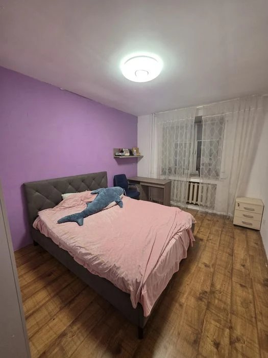 Власник  Продаж 3к   10 хв пішки до метро, 2 поверх, стіни ц