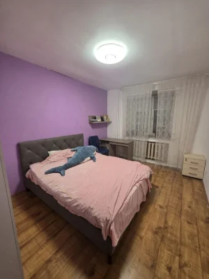 Власник  Продаж 3к   10 хв пішки до метро, 2 поверх, стіни ц