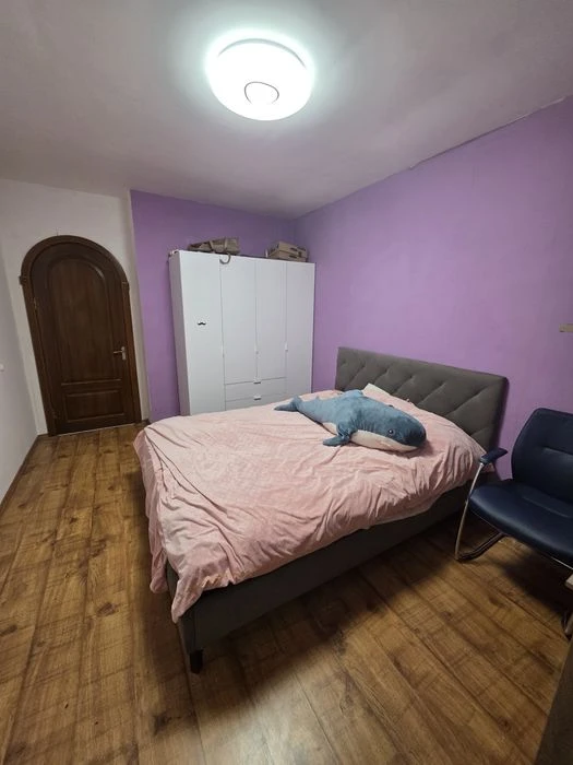 Власник  Продаж 3к   10 хв пішки до метро, 2 поверх, стіни ц