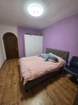 Власник  Продаж 3к   10 хв пішки до метро, 2 поверх, стіни ц