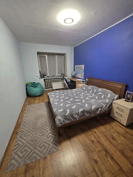Власник  Продаж 3к   10 хв пішки до метро, 2 поверх, стіни ц