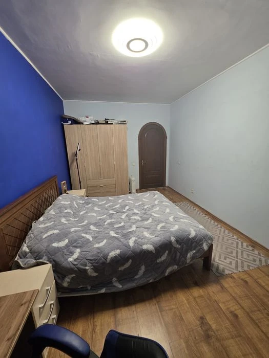 Власник  Продаж 3к   10 хв пішки до метро, 2 поверх, стіни ц