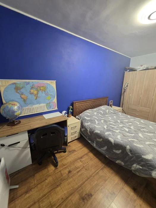 Власник  Продаж 3к   10 хв пішки до метро, 2 поверх, стіни ц