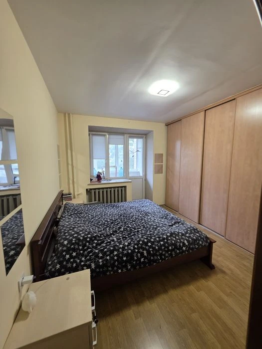 Власник  Продаж 3к   10 хв пішки до метро, 2 поверх, стіни ц