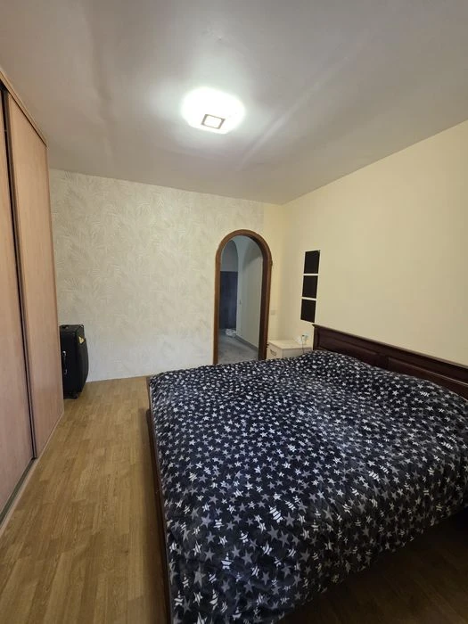 Власник  Продаж 3к   10 хв пішки до метро, 2 поверх, стіни ц