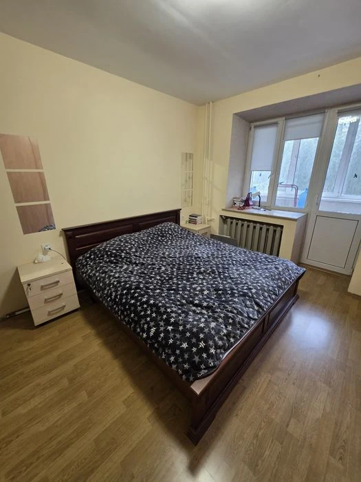 Власник  Продаж 3к   10 хв пішки до метро, 2 поверх, стіни ц