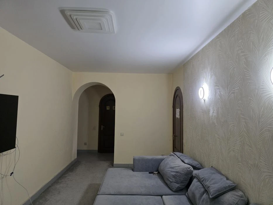 Власник  Продаж 3к   10 хв пішки до метро, 2 поверх, стіни ц